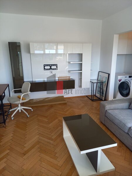 Doua camere, apartament semidecomandat